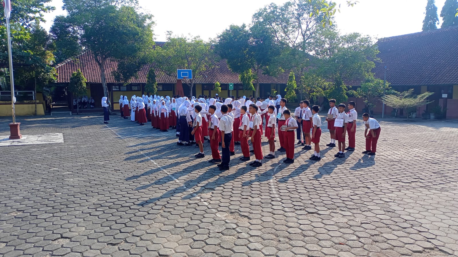 **MPLS Ramah Hari Kedua SMPN 2 Wuryantoro: Bekali Siswa Baru dengan Praktik PBB dan Edukasi Pencegahan Kekerasan**